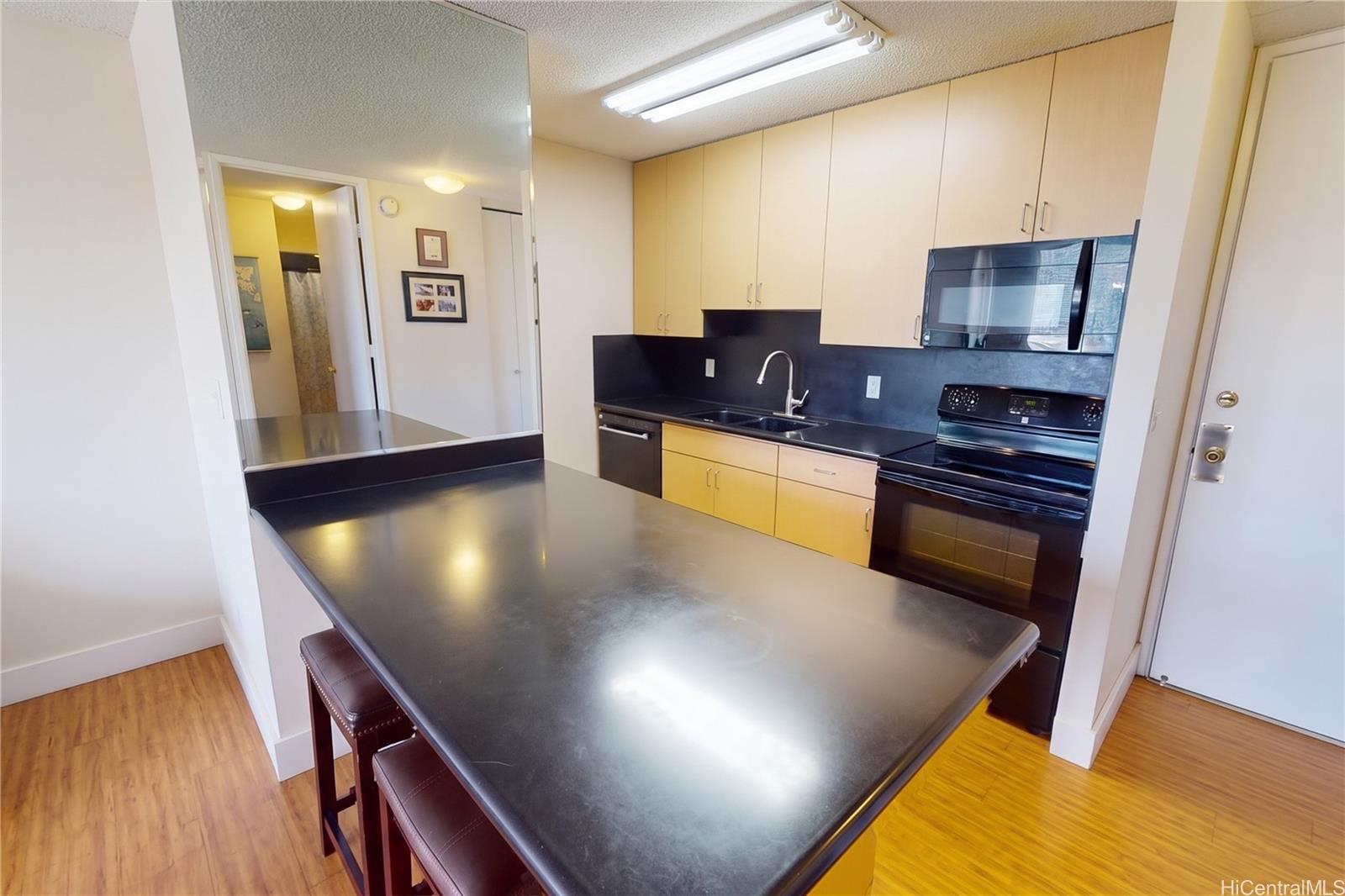411 Hobron Lane  Unit 1512
