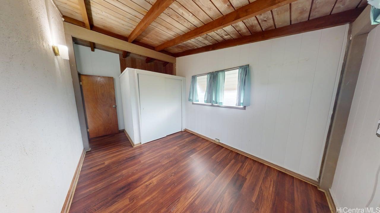 Photo 18 of 25
