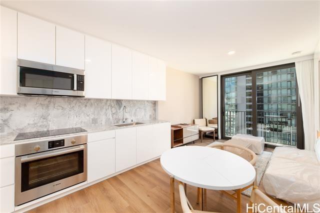 987 Queen Street 906