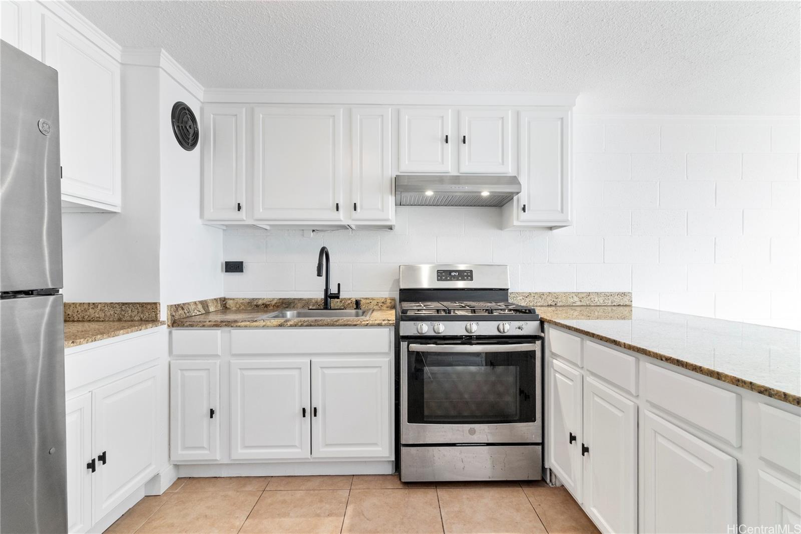 2501 Coyne Street 101