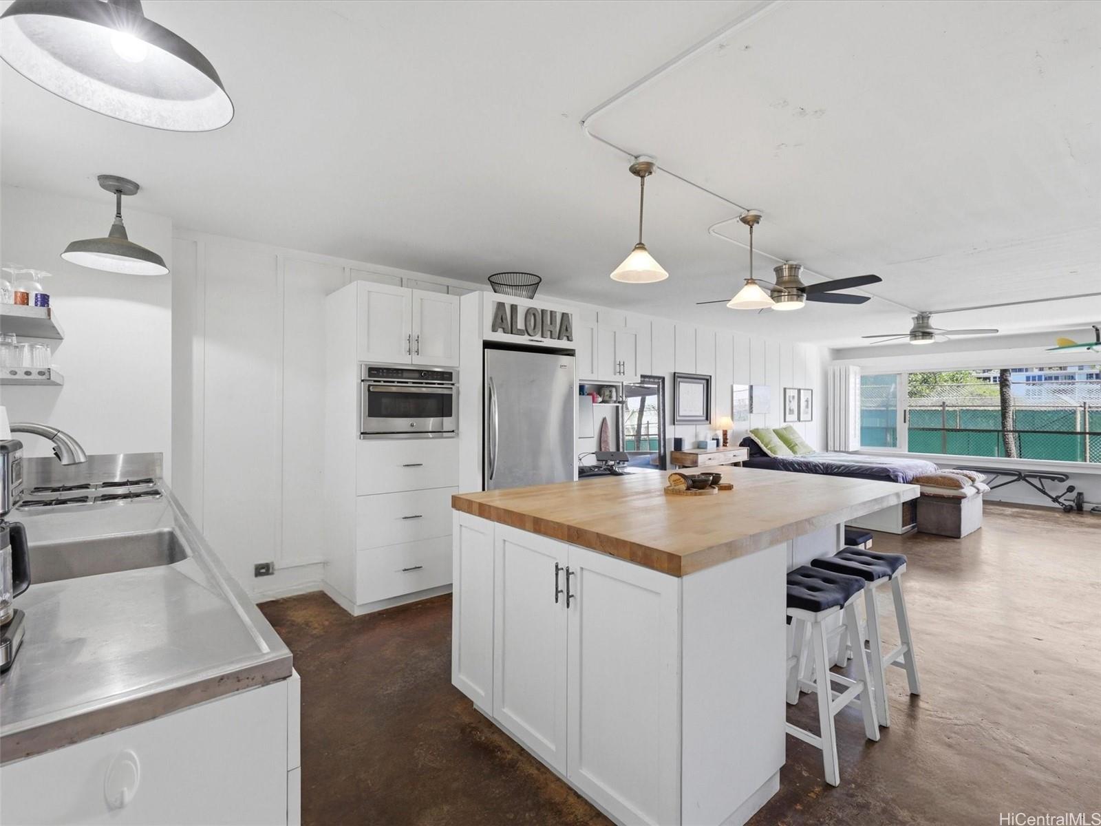 2895 Kalakaua Avenue  Unit 207